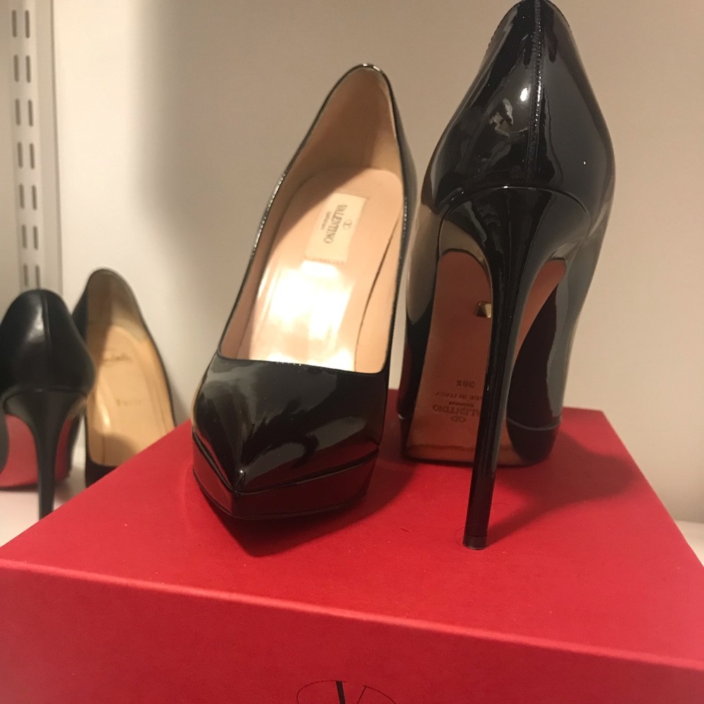 Valentino
Leather Pointed-Toe Platform Pump